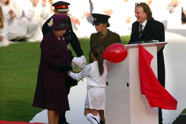 The Queen receives a red balloon - the symbol of the new city in early TV adverts
