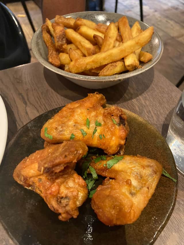 Buffalo chicken wings and crispy chips. 