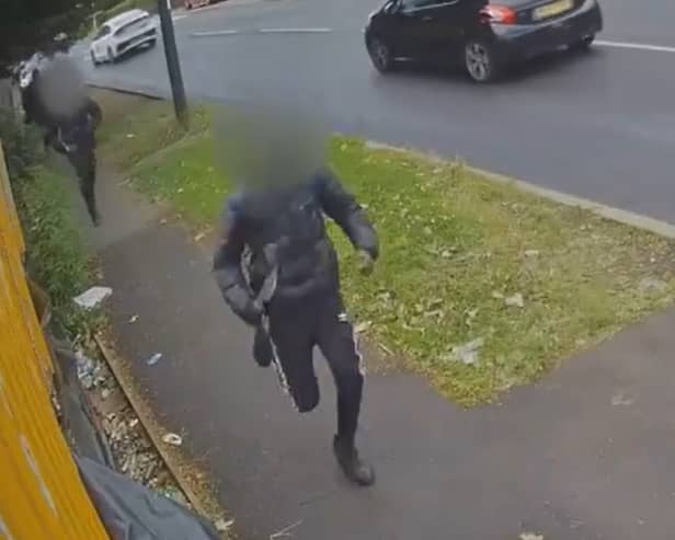 This video shows the moment teens run through the streets of Gipton brandishing machetes