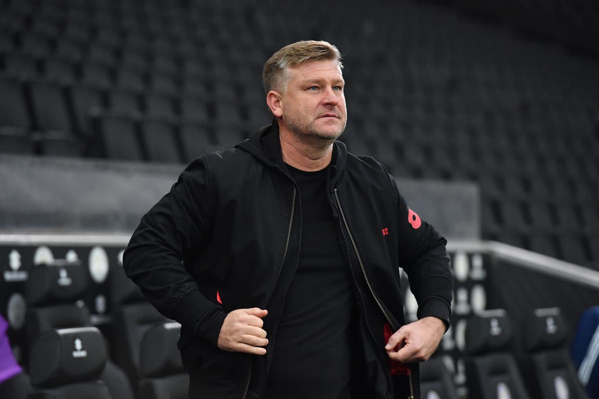 Der ehemalige MK Dons-Trainer Robinson gilt als Favorit für die Nachfolge ...