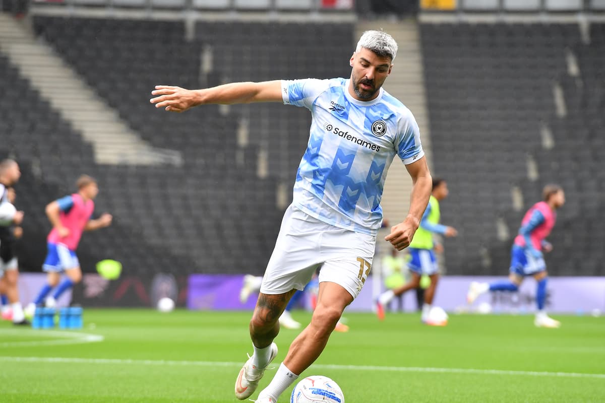 Warne freut sich, dass Paterson um seinen Stammplatz bei den MK Dons ...