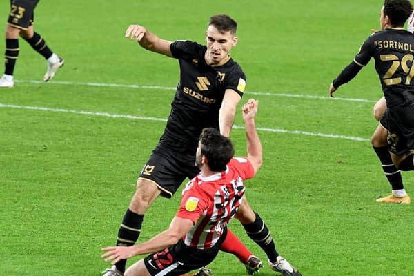 Warren O'Hora scraps with Will Grigg