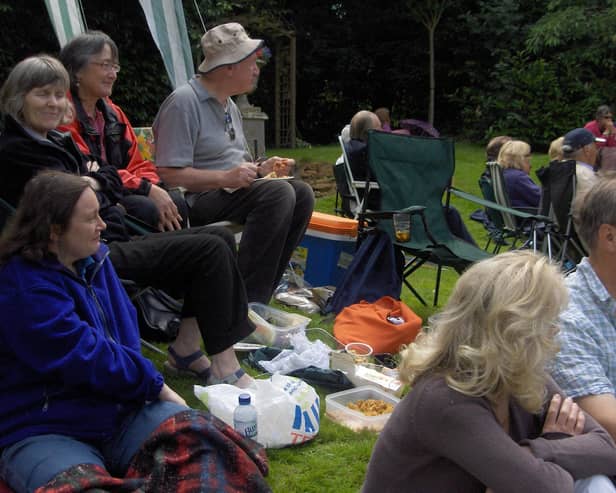 Members meet for a picnic