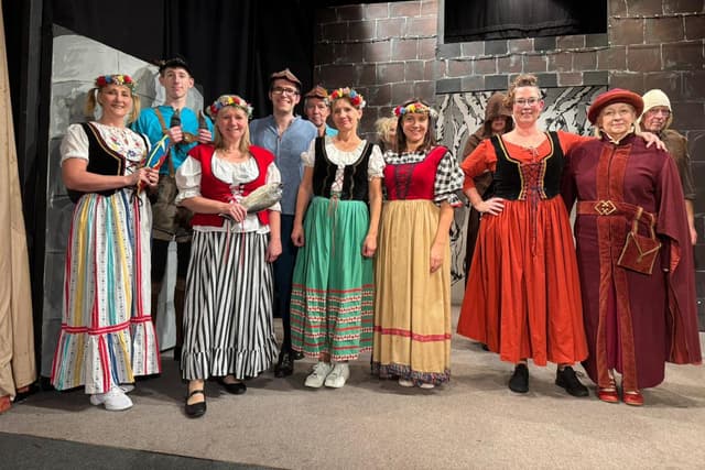 Die Amateurtheatergruppe aus Stewkley bereitet sich auf die Aufführung ...