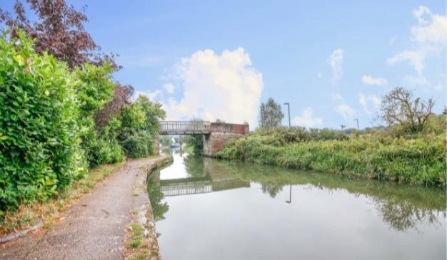 One of the unique selling points of the property is how close it is to Grand Union Canal, perfect for a countryside walk.