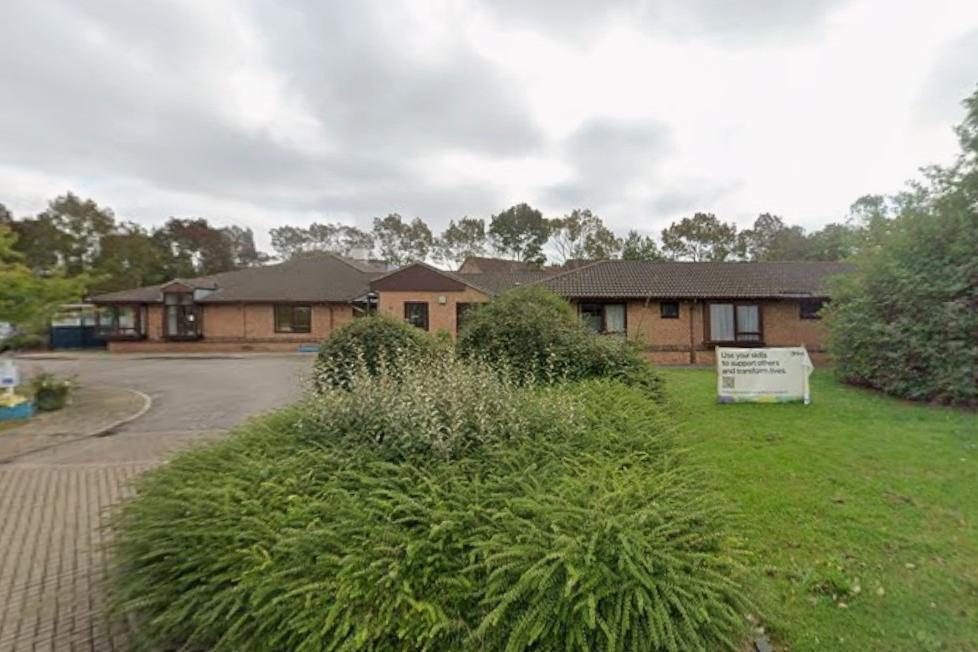 Pflegeheim in Milton Keynes als unzureichend bewertet, da das Personal die ...