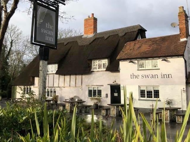 This lovely pub is just off the beaten track and offers a welcoming atmosphere and great food whether it's a traditional roast or choice of favourite gastro pub grub favourites. The team of talented chefs prepare locally-sourced ingredients to create wonderful food menus for an easy choice for pub dining.