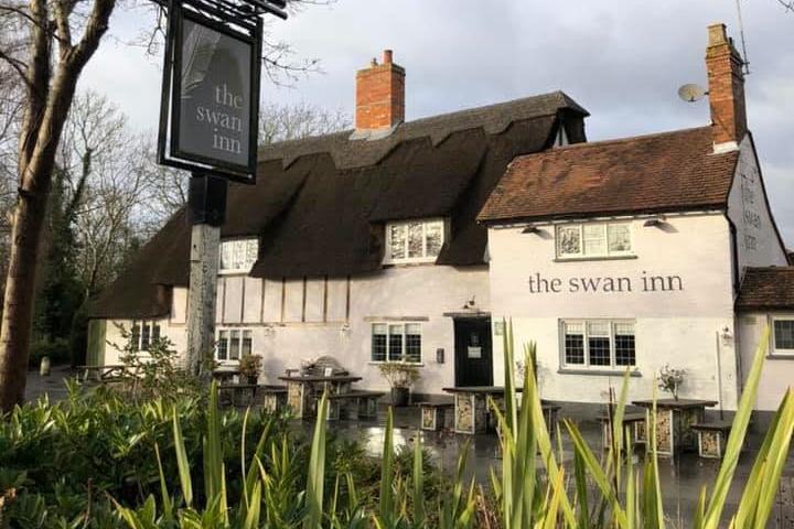 This lovely pub is just off the beaten track and offers a welcoming atmosphere and great food whether it's a traditional roast or choice of favourite gastro pub grub favourites. The team of talented chefs prepare locally-sourced ingredients to create wonderful food menus for an easy choice for pub dining.