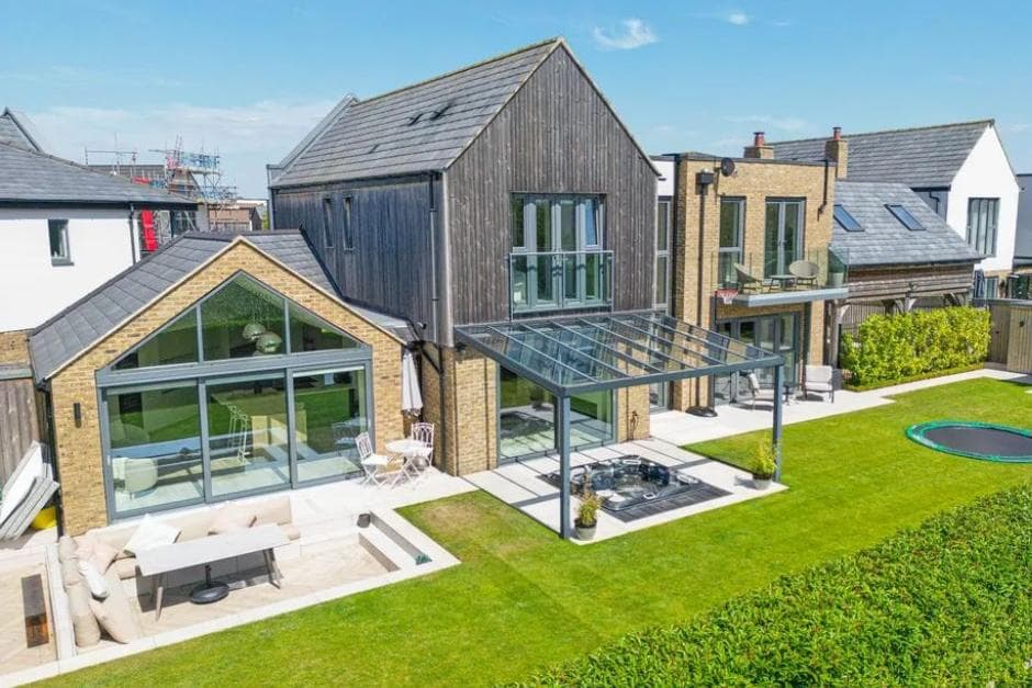 Traumhaftes Haus in Milton Keynes mit Whirlpool, Außenküche und großem ...