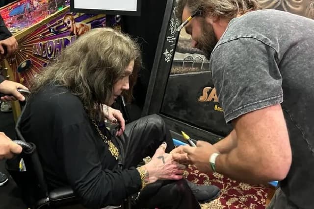 Künstler aus Milton Keynes beeindruckt Ozzy Osbourne mit Gemälde im ...