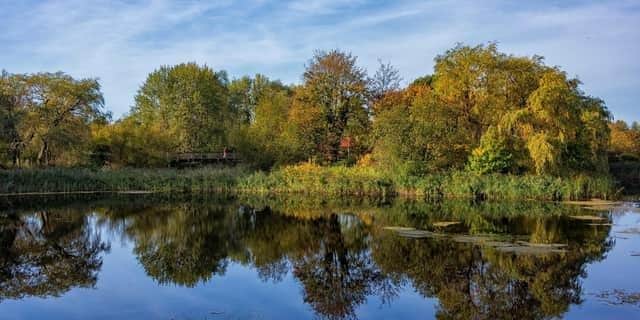 The 5.8-km circular trail at Caldecotte Lake is generally considered an easy route, taking on average 1hr 11 min to complete. It's a popular area for birding, fishing, and hiking,