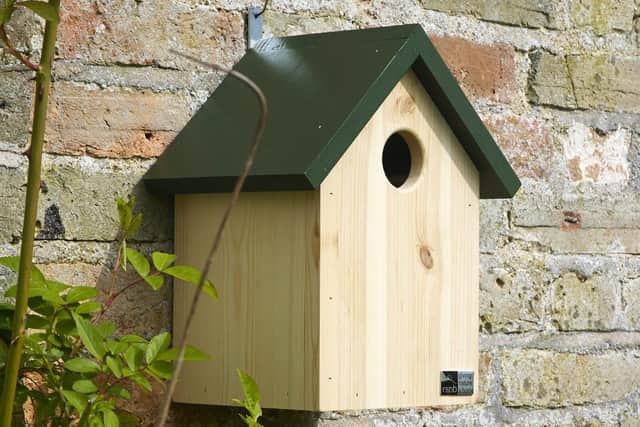 BG - R405836 Starling nest box 4 - A garden nest box for starlings