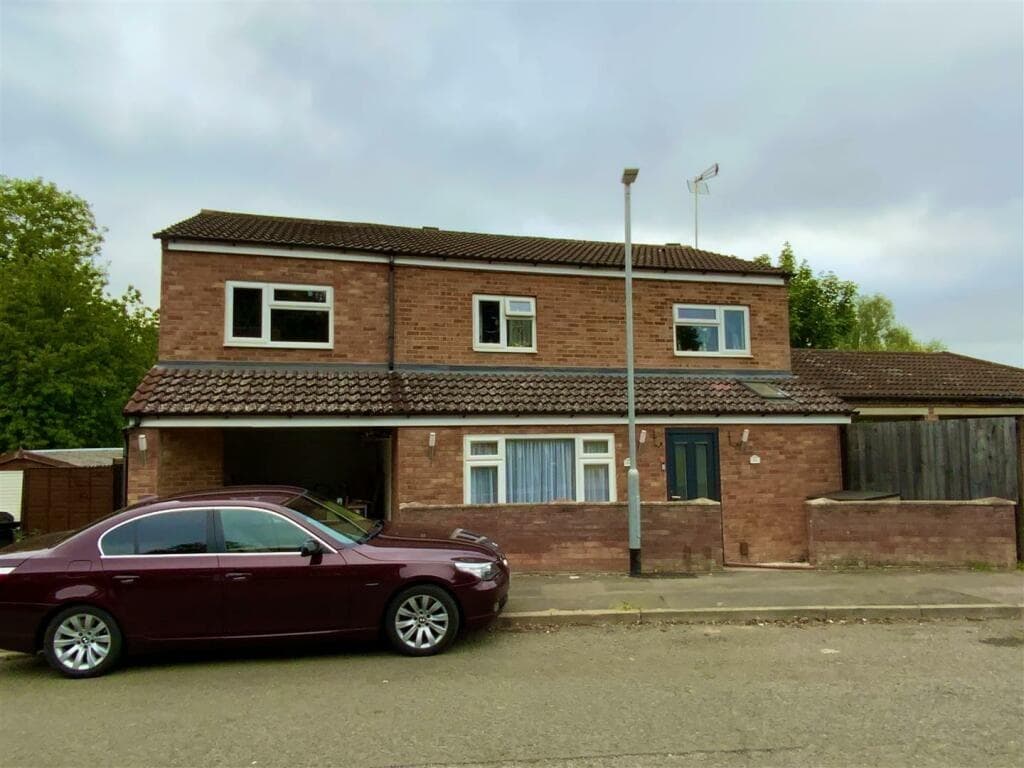 Huge house with 7 bedrooms, 5 bathrooms and 3 reception rooms goes on market for bargain price in Milton Keynes - Vimarsana News