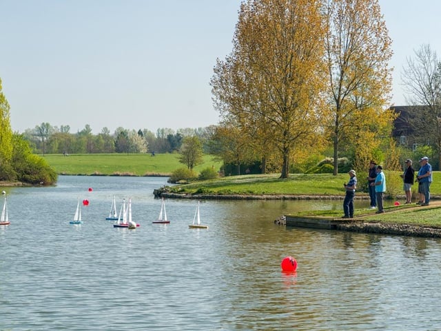 Furzton Lake is a 70-acre lake that's a popular spot for recreation and wildlife. You can walk, jog, or cycle around the lake, fish from two banks or join the model boat club. You can spot a variety of birds, including mute swans, Canada geese, mallards, and great crested grebe.