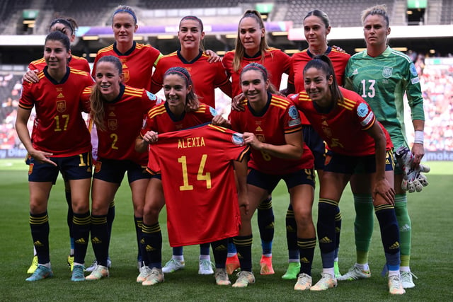 Spain pose for a pre-match photo with the shirt of injured team-mate Alexia Putellas