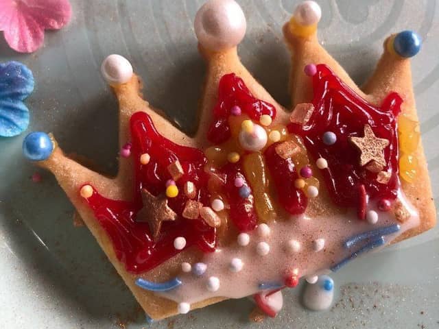 A slightly more edible version of the crown is available to decorate too!