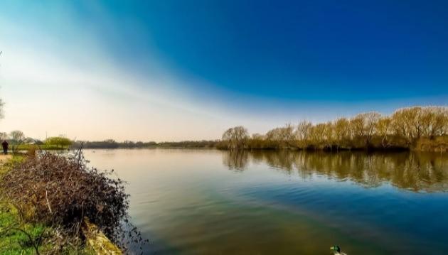 One of the features estate agents are promoting to potential buyers is the fact the property is so close to the picturesque Caldecotte Lake.