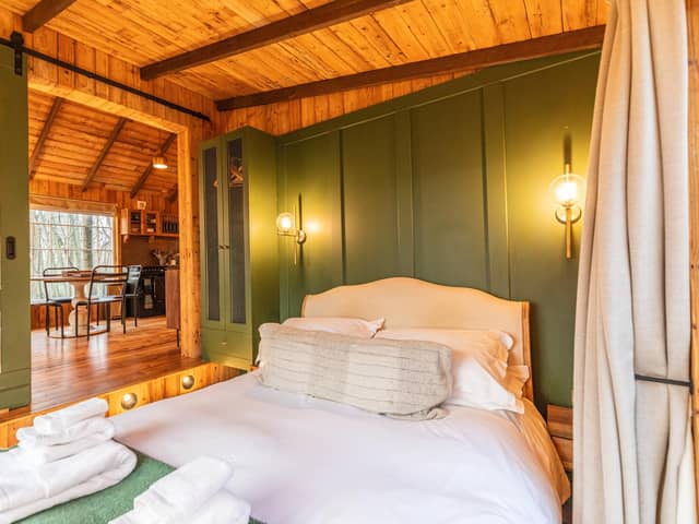 The Poppy is a luxurious yet charminly rustic treehouse set in the thousand-acre countryside of Fullerton Farm.