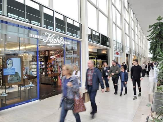 Shoppers at centre:mk