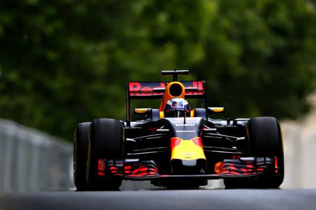 Daniel Ricciardo hit the barrier in Baku PNL-160617-112236002