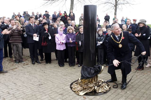 Unveiling of the Armistice Day column of the MK Rose by Mayor Alan Richards in Campbell Park PNL-160911-115503001